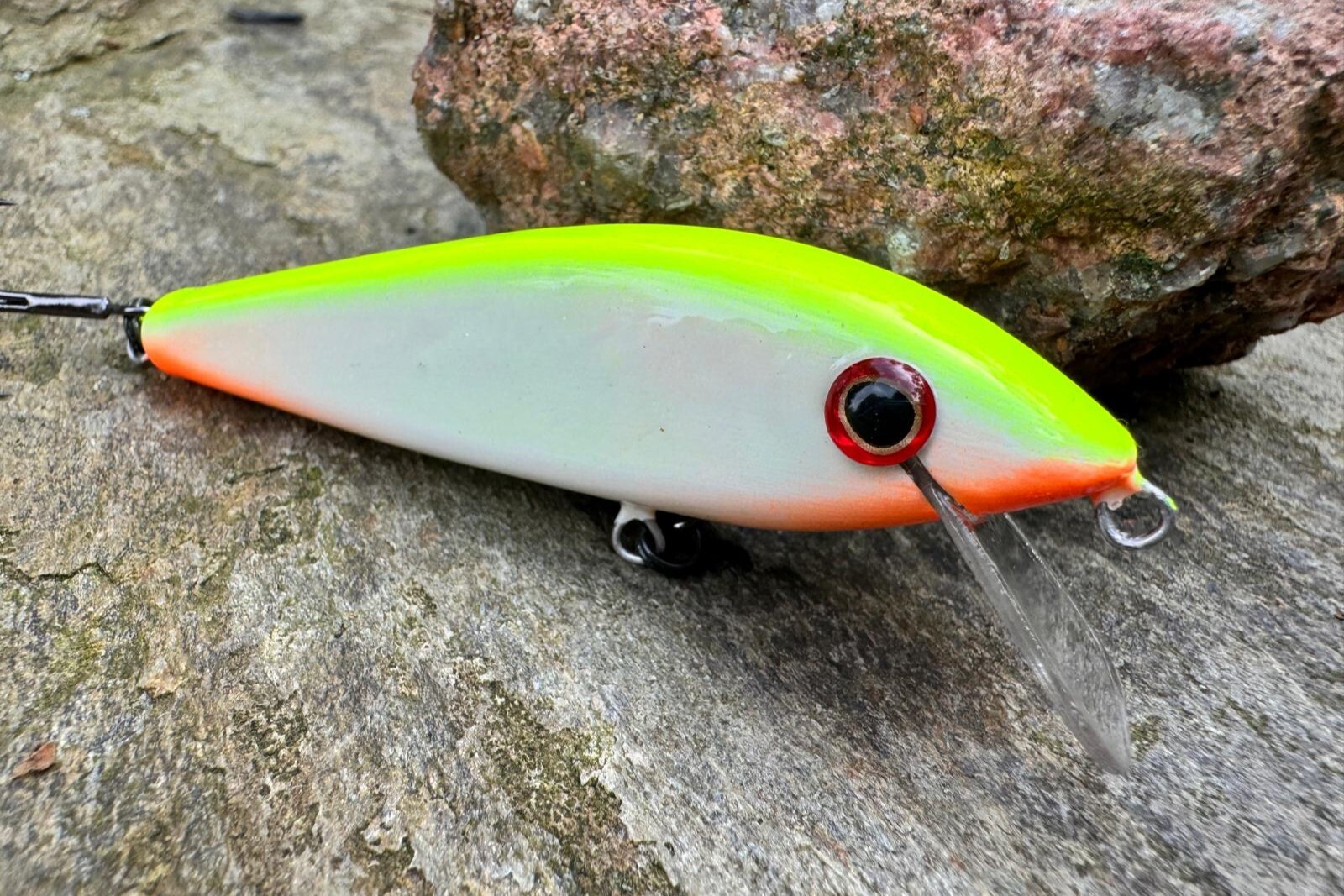 Wobler NEON 8 cm 9-12g kolor 001